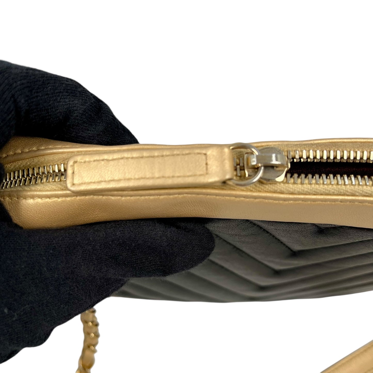 CHANEL シェブロン V-ステッチ CCマーク ハンドバッグ - ブラック × ゴールド