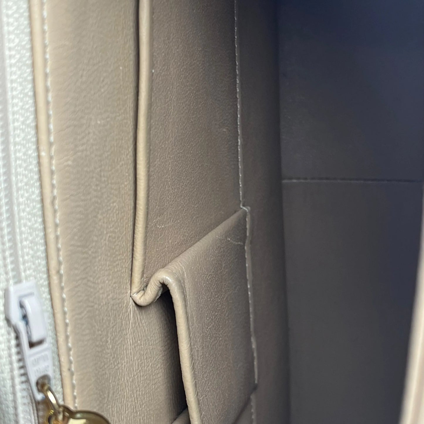 CHANEL 2.55 イーストウエスト マトラッセ チェーンショルダーバッグ - ベージュ