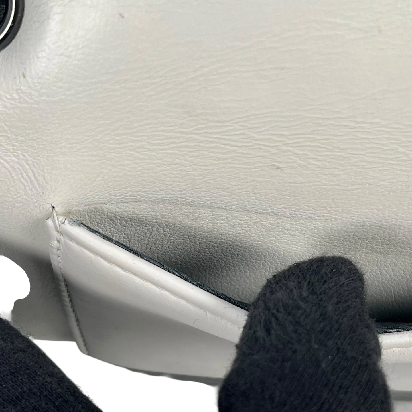 CHANEL カーフスキン ダブルフラップ チェーンショルダーバッグ - ブラック × ホワイト