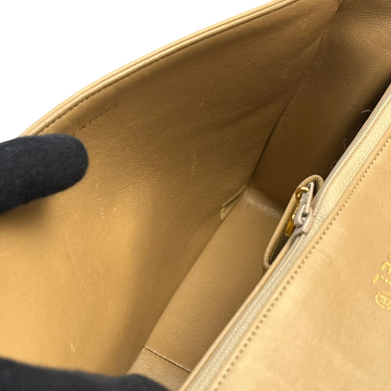 CHANEL 2.55 イーストウエスト マトラッセ チェーンショルダーバッグ - ベージュ