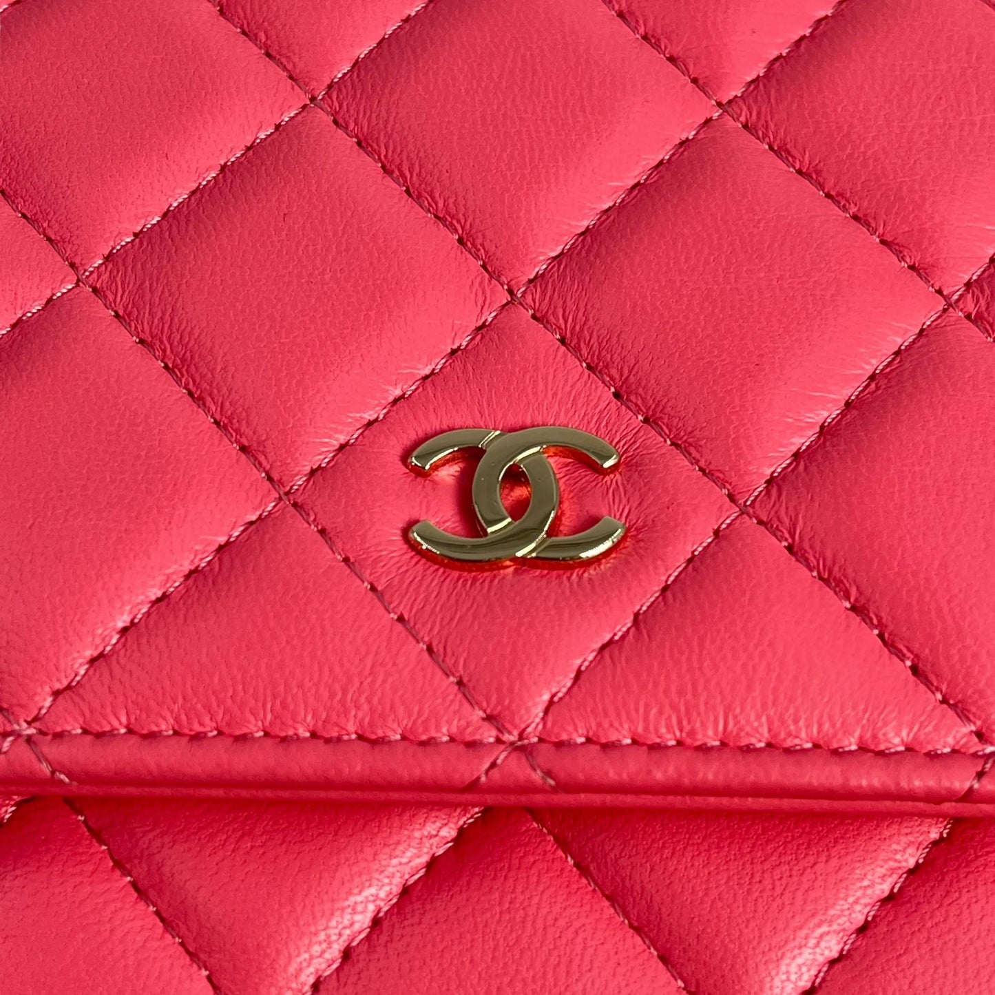 CHANEL Matelassé Lambskin Chain Wallet - Pink 
