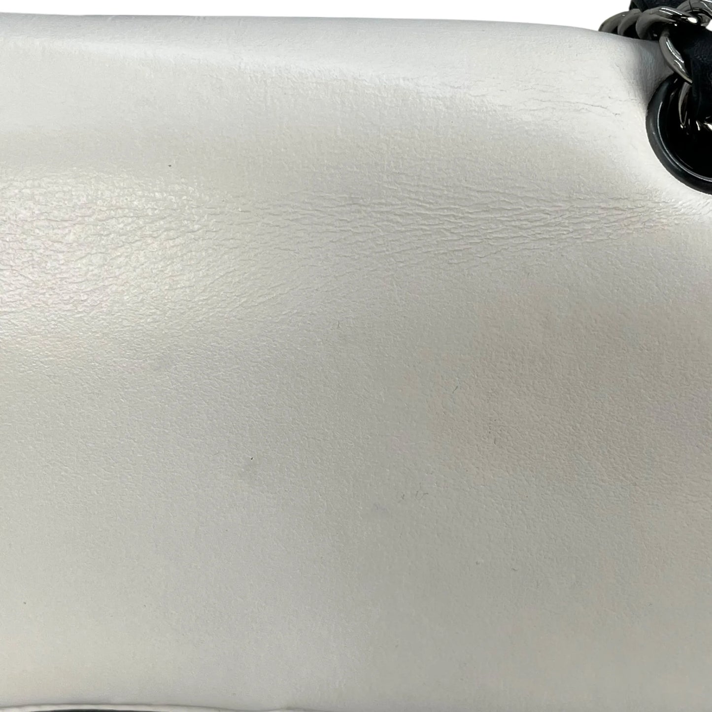 CHANEL カーフスキン ダブルフラップ チェーンショルダーバッグ - ブラック × ホワイト