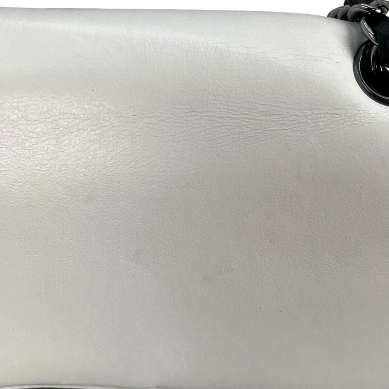 CHANEL カーフスキン ダブルフラップ チェーンショルダーバッグ - ブラック × ホワイト