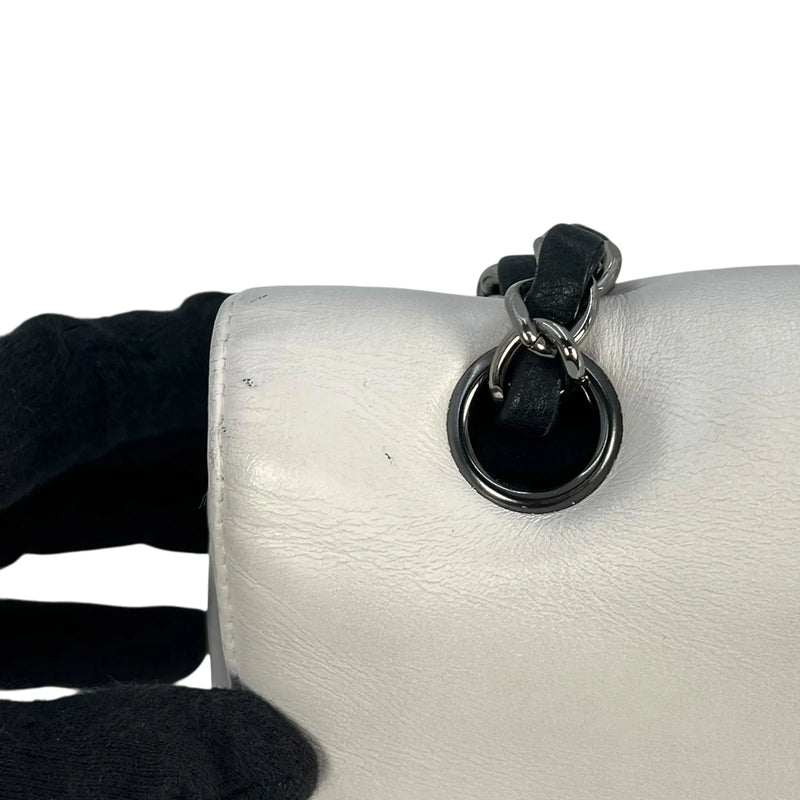 CHANEL カーフスキン ダブルフラップ チェーンショルダーバッグ - ブラック × ホワイト