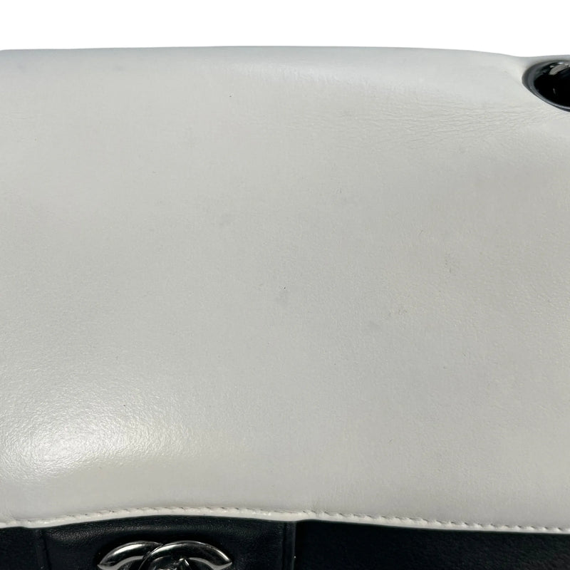 CHANEL カーフスキン ダブルフラップ チェーンショルダーバッグ - ブラック × ホワイト