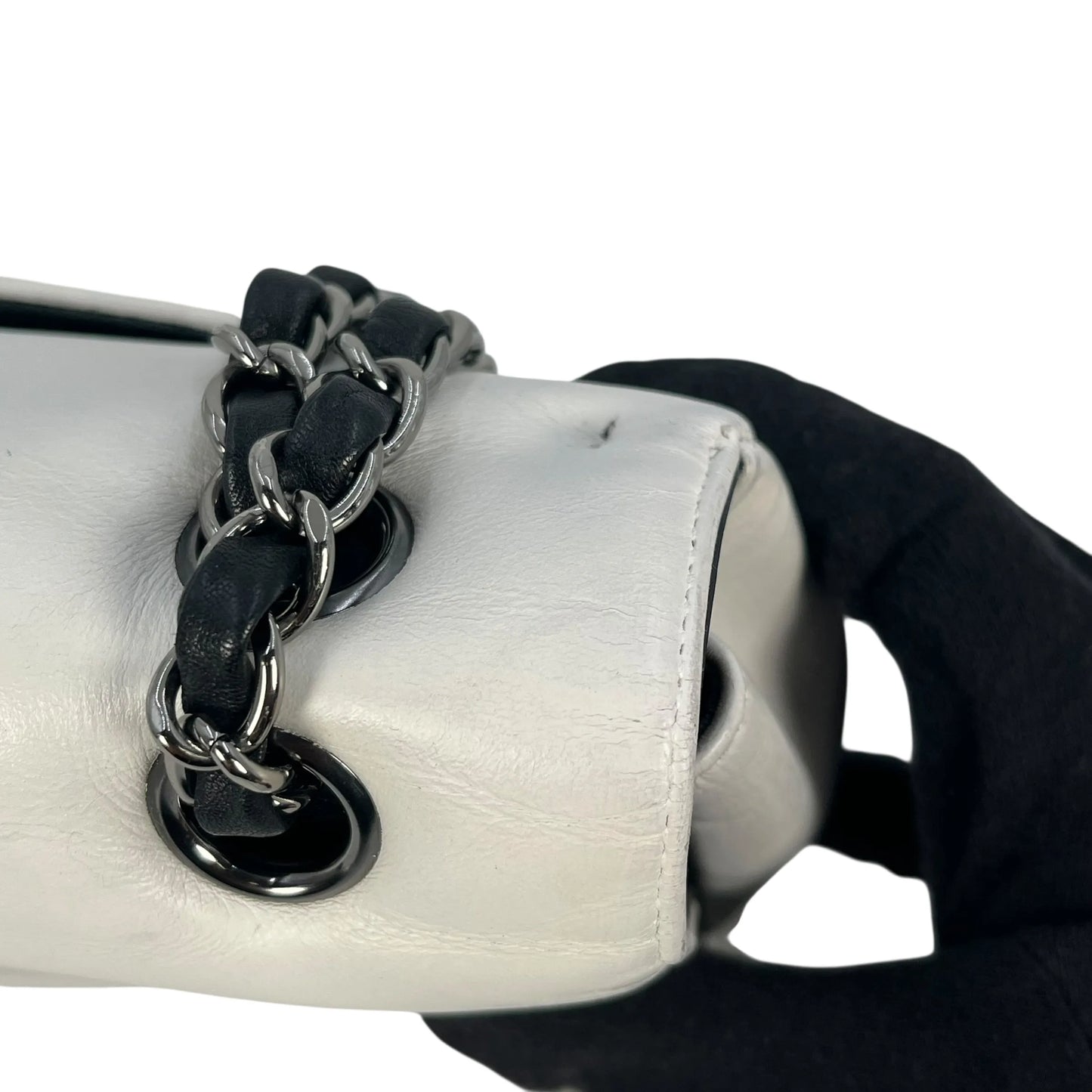 CHANEL カーフスキン ダブルフラップ チェーンショルダーバッグ - ブラック × ホワイト