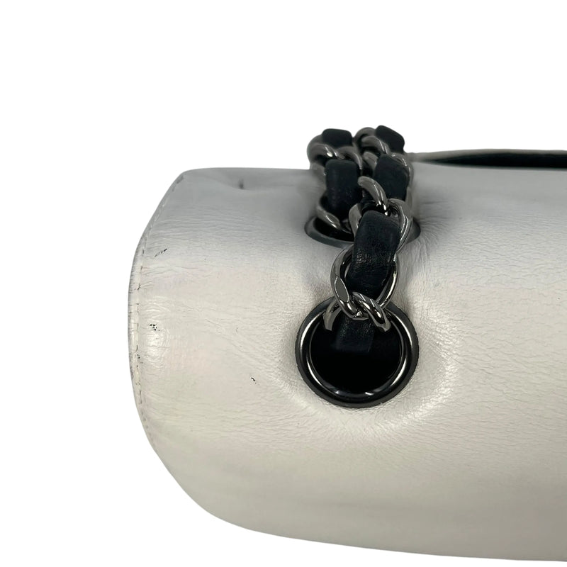 CHANEL カーフスキン ダブルフラップ チェーンショルダーバッグ - ブラック × ホワイト