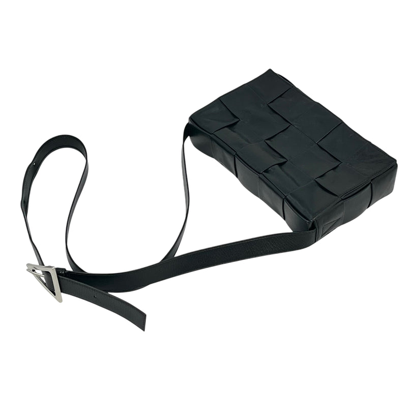 Bottega Veneta マキシ イントレチャート カセット ミニ ショルダーバッグ - ブラック