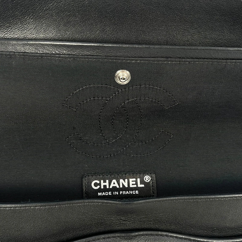 CHANEL カーフスキン ダブルフラップ チェーンショルダーバッグ - ブラック × ホワイト