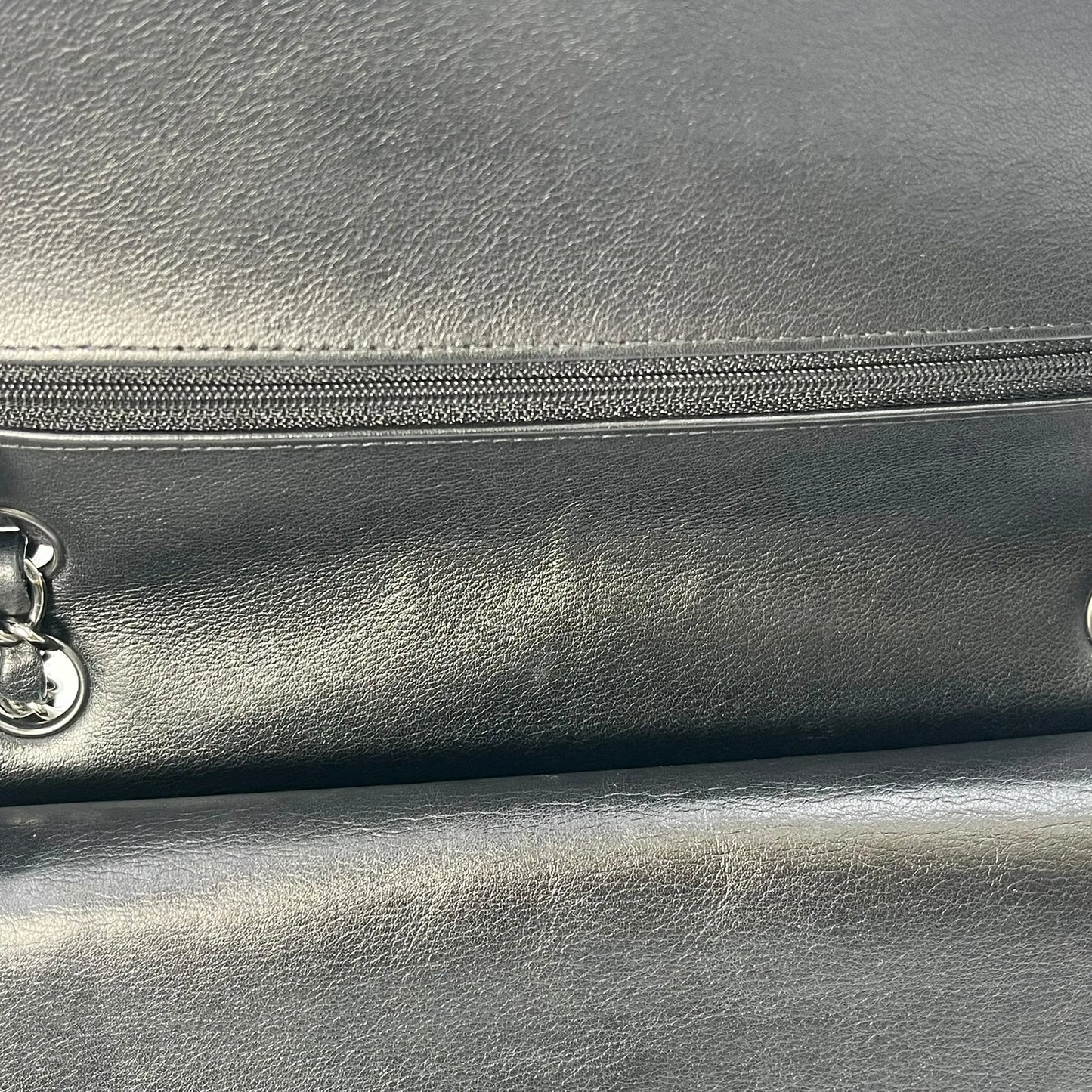 CHANEL カーフスキン ダブルフラップ チェーンショルダーバッグ - ブラック × ホワイト