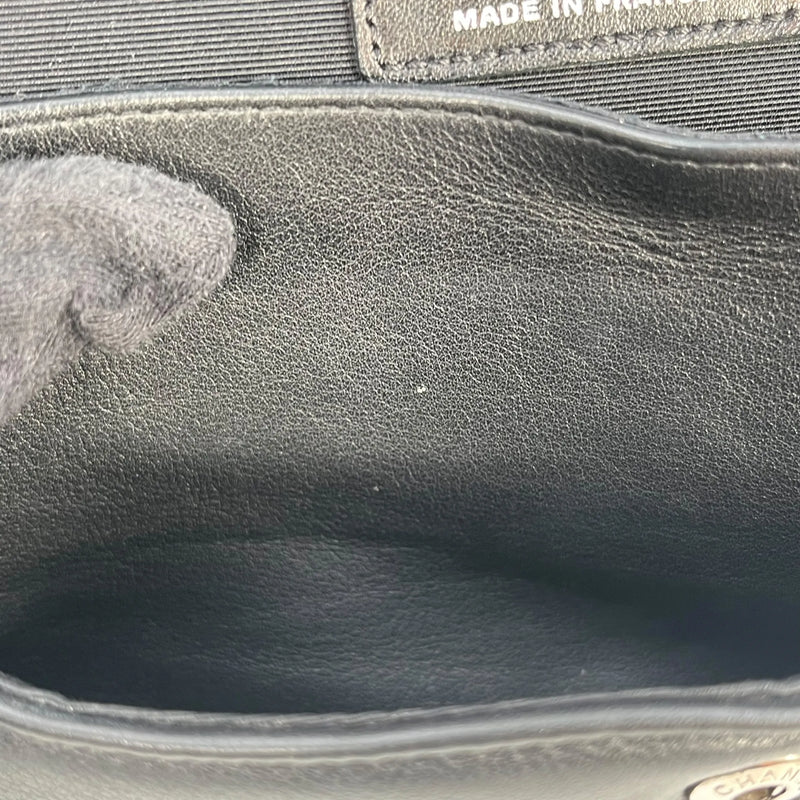 CHANEL カーフスキン ダブルフラップ チェーンショルダーバッグ - ブラック × ホワイト