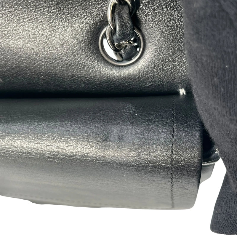 CHANEL カーフスキン ダブルフラップ チェーンショルダーバッグ - ブラック × ホワイト