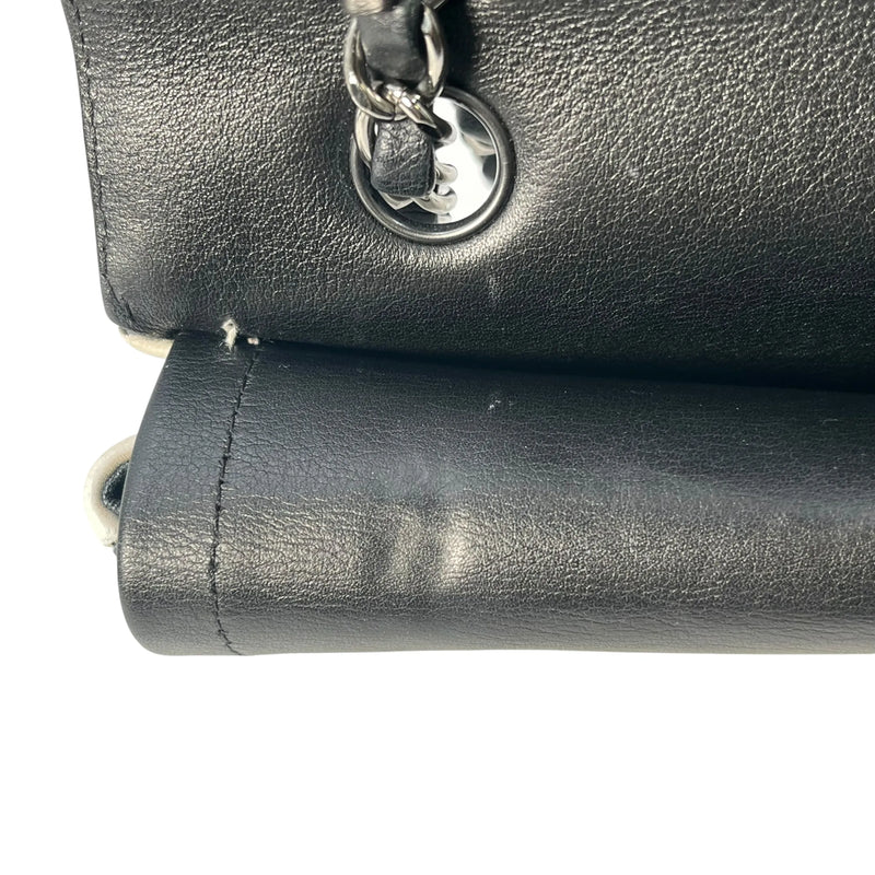 CHANEL カーフスキン ダブルフラップ チェーンショルダーバッグ - ブラック × ホワイト
