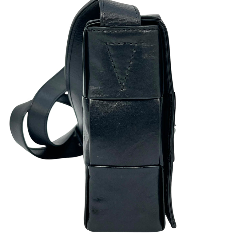 Bottega Veneta マキシ イントレチャート カセット ミニ ショルダーバッグ - ブラック