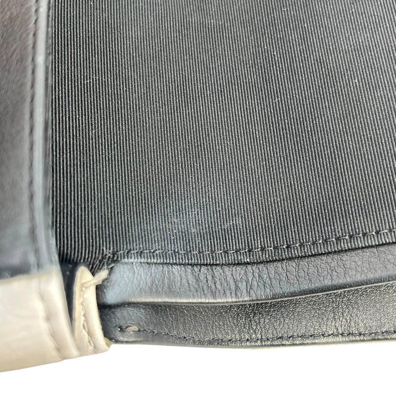 CHANEL カーフスキン ダブルフラップ チェーンショルダーバッグ - ブラック × ホワイト