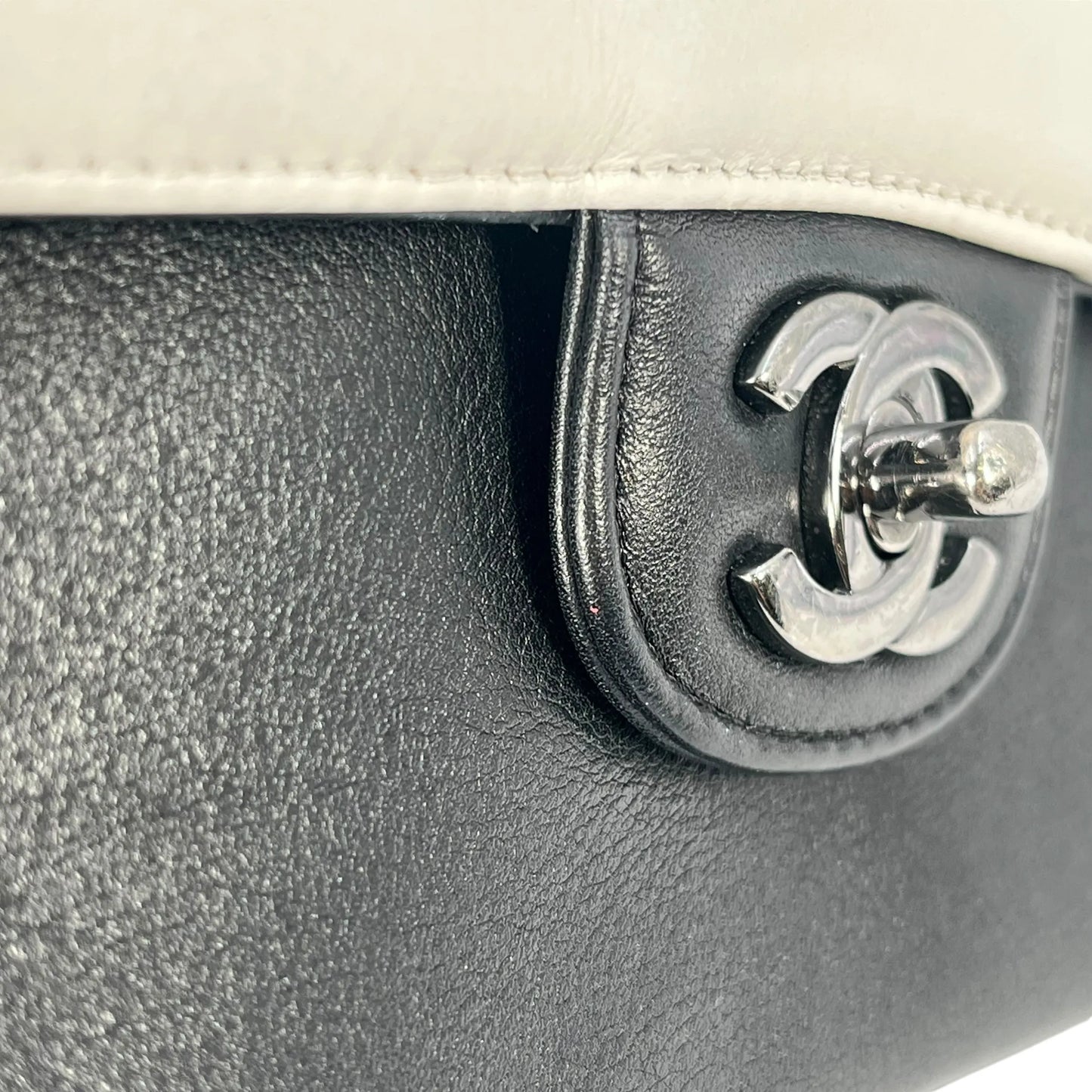 CHANEL カーフスキン ダブルフラップ チェーンショルダーバッグ - ブラック × ホワイト