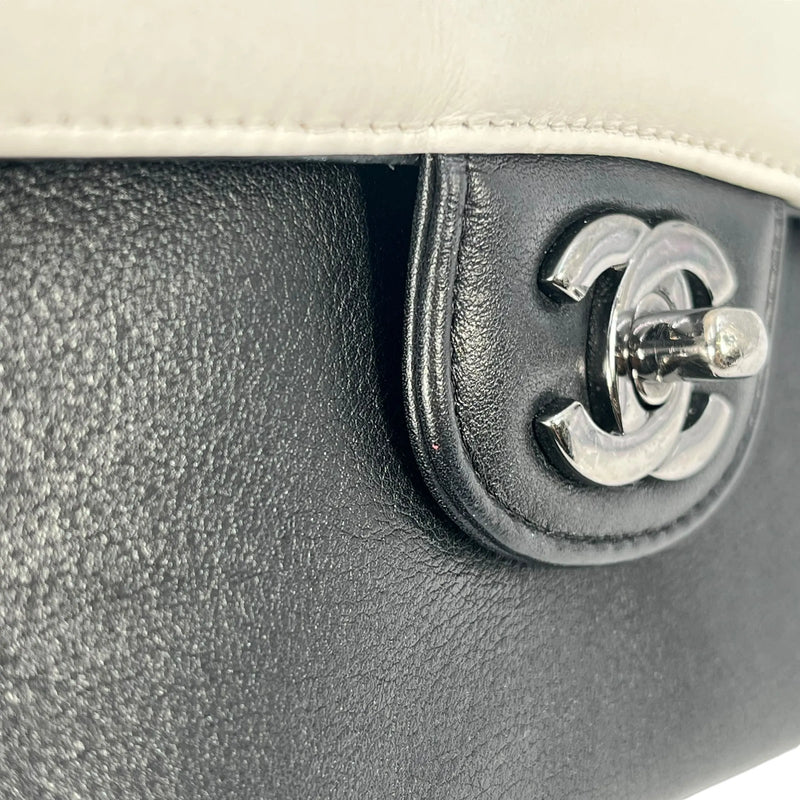 CHANEL カーフスキン ダブルフラップ チェーンショルダーバッグ - ブラック × ホワイト
