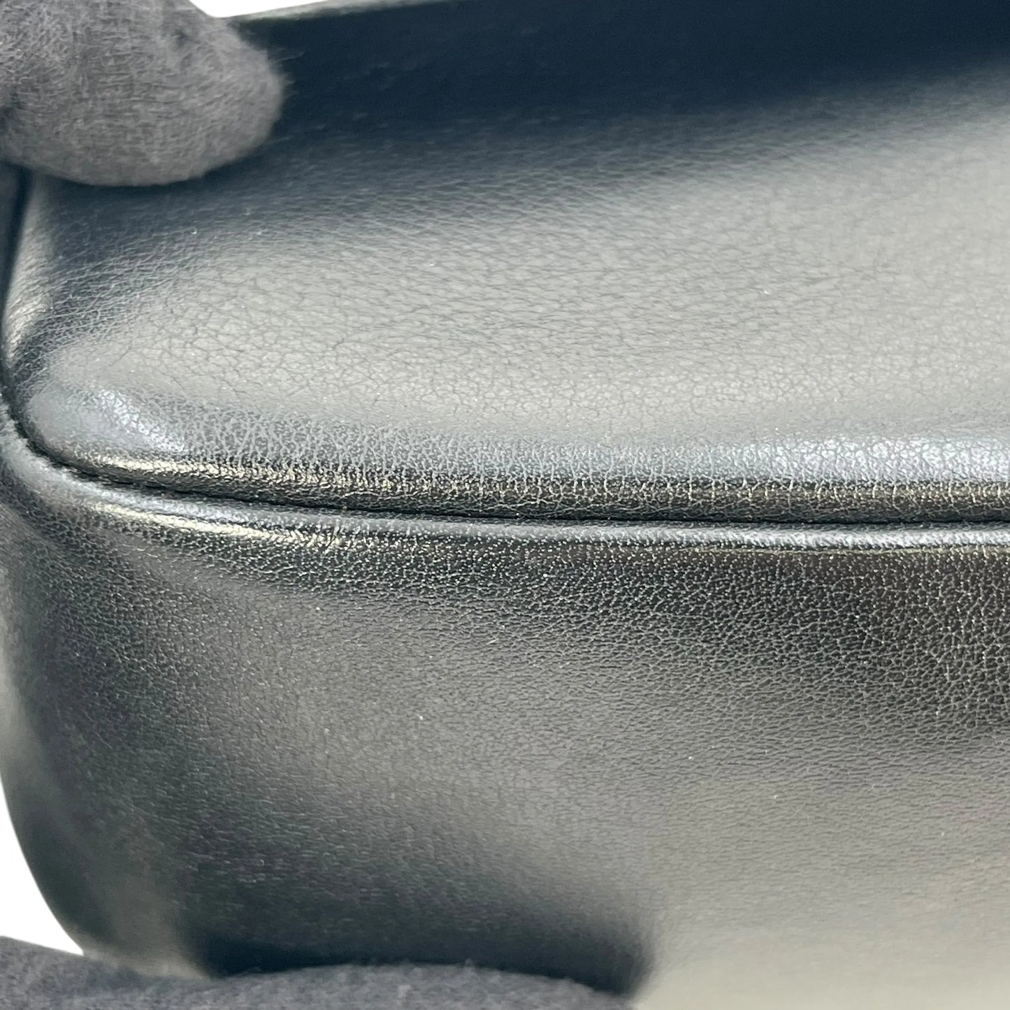 CHANEL カーフスキン ダブルフラップ チェーンショルダーバッグ - ブラック × ホワイト