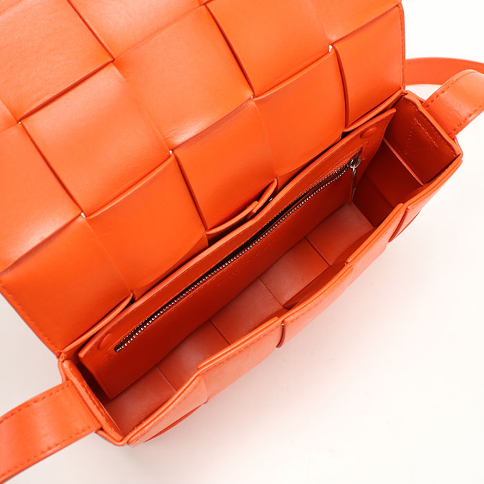 BOTTEGA VENETA【ボッテガ・ヴェネタ】 737950 ミディアム クロスボディバッグ カセット 斜め掛け ショルダーバッグ カーフ