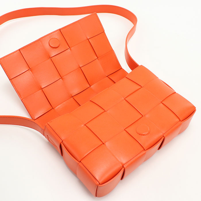 BOTTEGA VENETA【ボッテガ・ヴェネタ】 737950 ミディアム クロスボディバッグ カセット 斜め掛け ショルダーバッグ カーフ