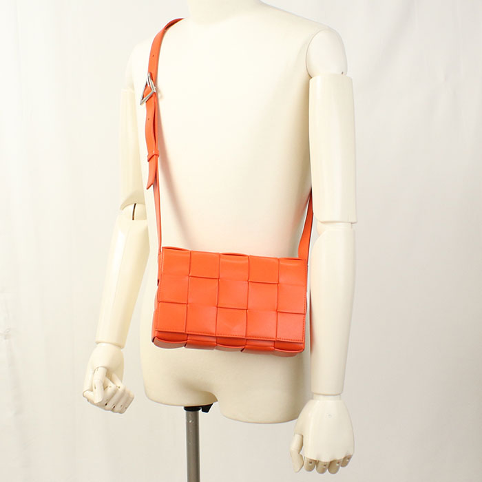 BOTTEGA VENETA【ボッテガ・ヴェネタ】 737950 ミディアム クロスボディバッグ カセット 斜め掛け ショルダーバッグ カーフ