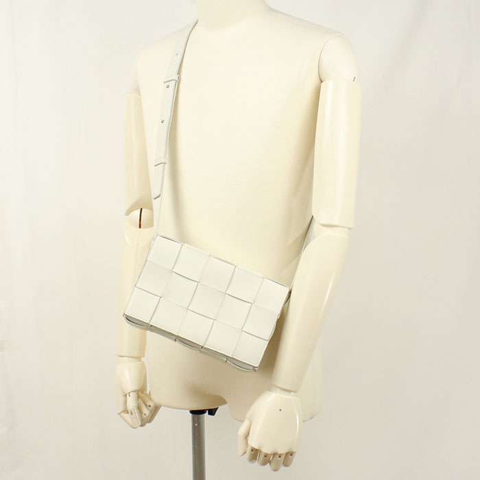 BOTTEGA VENETA【ボッテガ・ヴェネタ】 578004 カセット マキシイントレチャート 斜め掛け ショルダーバッグ ラムスキン メンズ