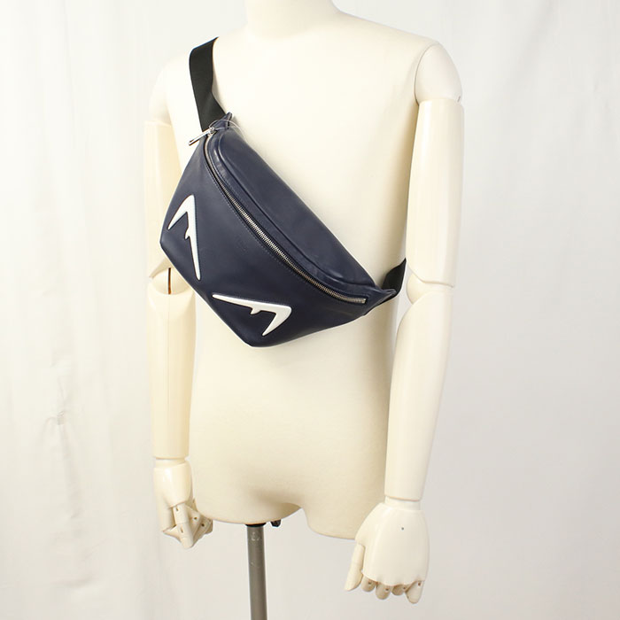 FENDI バグズアイ レザー ボディバッグ - ネイビー