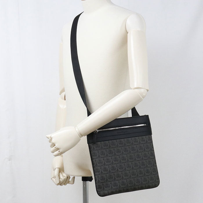 FERRAGAMO【フェラガモ】 24 A225 ショルダーバッグ ファブリック メンズ