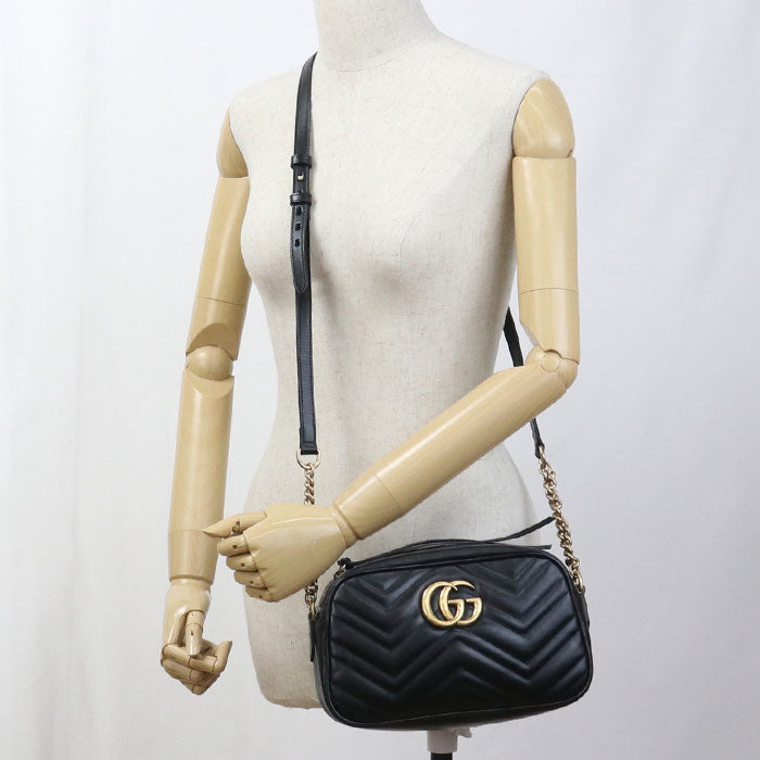 GUCCI GGマーモント スモール カメラバッグ キルティングレザー ショルダーバッグ - ブラック