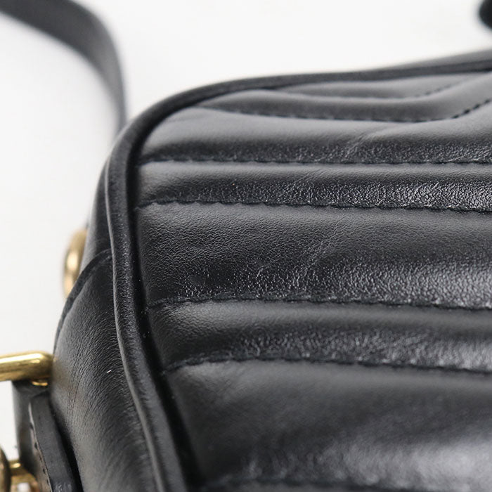 GUCCI GGマーモント スモール カメラバッグ キルティングレザー ショルダーバッグ - ブラック