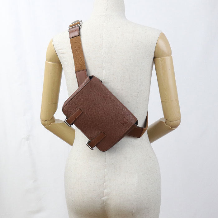 LOEWE ミリタリー バムバッグ アナグラム カーフスキン ボディバッグ - ブラウン
