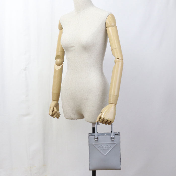 PRADA エンボス トライアングルロゴ カーフスキン ハンドバッグ ショルダーバッグ - ブルー